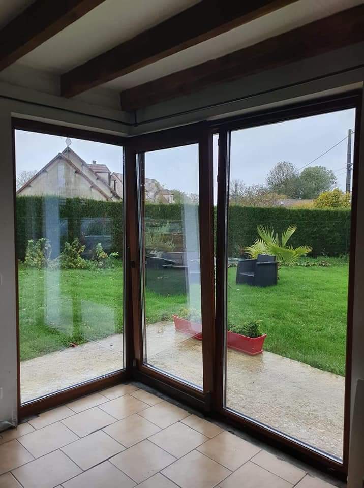Maison chaleureuse – Baie vitrée d'angle en bois